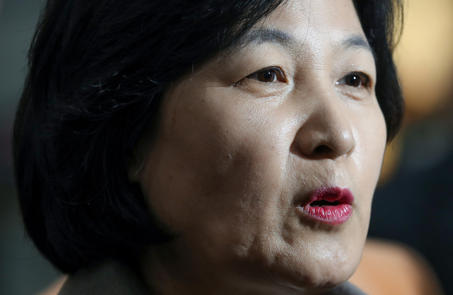 Choo Mi-ae speaks to reporters upon arriving at the Incheon International Airport after a 6-day stay in the US. (Yonhap)