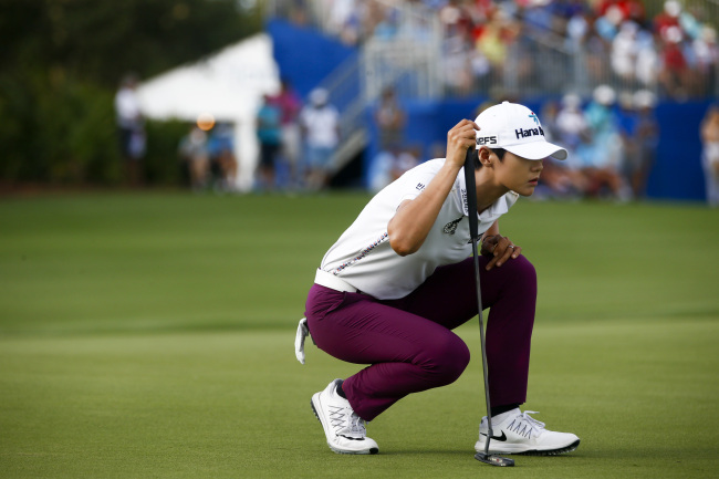 박성현(24)이 17일(현지시간) 미국 플로리다주 네이플스 티뷰론 골프클럽의 2017시즌 LPGA 투어 최종전 CME그룹 투어 챔피언십 이틀째 중간합계 12언더파 132타의 성적으로 단독 선두에 올랐다. 사진은 이날 2라운드에서 퍼팅에 앞서 라인을 읽고 있는 박성현. [사진=네이플스(미 플로리다주)AP/네이플스 데일리 뉴스/연합뉴스]
