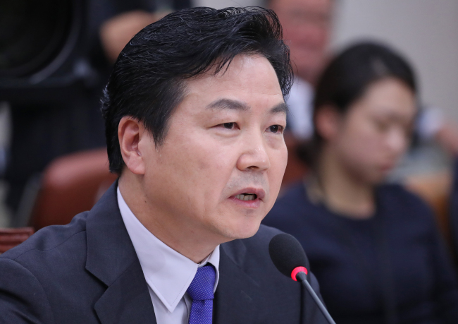 청와대는 이르면 21일 홍종학 중소벤처기업부 장관 후보자에 대한 임명을 강행할 것으로 알려졌다. 지난 10일 국회 산업통상자원중소벤처기업위원회에서 열린 인사청문회에서 홍 후보자가 의원들의 질의에 답하고 있다. [사진 = 연합뉴스]