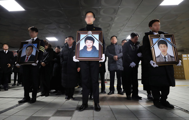 세월호 미수습자 양승진 교사, 남현철 군, 박영인 군의 발인이 엄수된 20일 오전 경기도 안산시 단원고등학교에서 고인의 유가족이 영정을 들고 학교를 마지막으로 둘러보고 나오고 있다. [사진제공=연합뉴스]