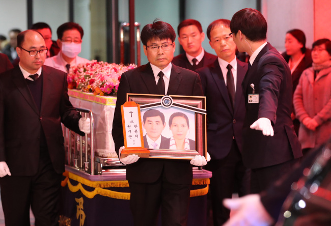 세월호 선체조사에서도 끝내 유해를 찾지 못한 미수습자 고 권재근씨와 혁규군 부자의 발인식이 열린 20일 오전 서울 송파구 서울아산병원 장례식장에서 고인들의 옷가지를 담은 관이 운구차로 향하고 있다. [사진제공=연합뉴스]