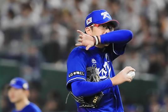 South Korean starter Park Se-woong reacts after allowing a run against Japan in the bottom of the fourth inning of the final game at the Asia Professional Baseball Championship at Tokyo Dome in Tokyo on Nov. 19, 2017. (Yonhap)