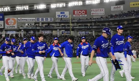 South Korean players leave Tokyo Dome after losing to Japan 7-0 to finish in second place at the Asia Professional Baseball Championship in Tokyo on Nov. 19, 2017. (Yonhap)