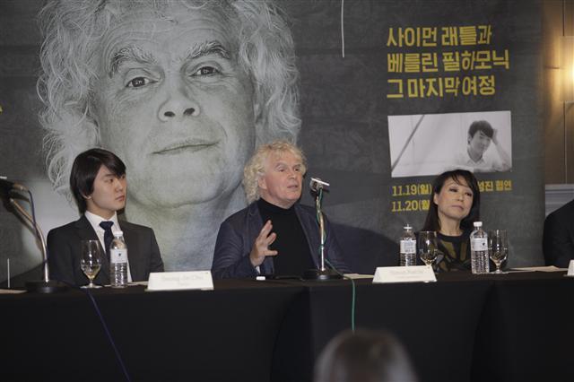 사이먼 래틀 베를린 필하모닉 상임지휘자 겸 예술감독(가운데)이 내한공연 기자회견에서 취재진의 질문에 답하고 있다.