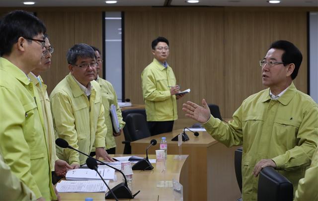 김영록 농림수산식품부 장관이 20일 오전 정부세종청사에서 열린 세종-서울 간 영상 조류인플루엔자(AI) 상황 점검 및 대책회의에서 직원들에게 후속 대책을 지시하고 있다. [연합뉴스]