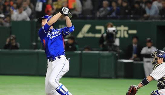 Kim Ha-seong of South Korea hits a double against Japan in the top of the fourth inning of the final game at the Asia Professional Baseball Championship at Tokyo Dome in Tokyo on Nov. 19, 2017. (Yonhap)