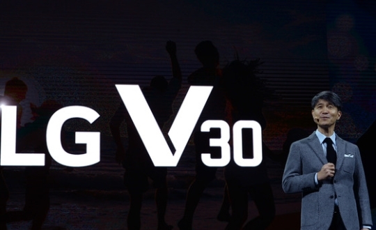 조준호 LG전자 MC사업본부장(사장)이 지난 8월 독일 베를린에서 열린 ‘IFA 2017’ 행사에서 LG V30을 소개하고 있는 모습.