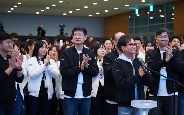 CJ그룹의 실적이 개선되면서 이재현 회장의 ‘월드베스트CJ’가 순항하고 있다. 사진은 지난달 제주도 나인브릿지에서 열린 온리원캠프에 참석한 이 회장(가운데).