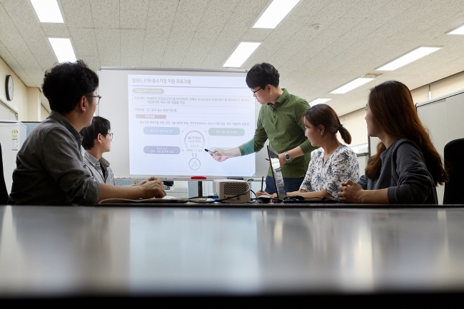 ETRI 연구원들이 중소기업 지원 프로그램에 대해 회의를 하고 있다.[제공=ETRI]