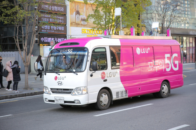 LG유플러스가 서울 강남서 5G 핸드오버 기술 검증에 활용한 5G 버스 [사진제공=LG유플러스]
