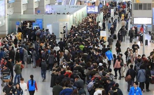 In this file photo taken Jan. 27, 2017, the departure lounge of Incheon International Airport, west of Seoul, is packed with tourists on the Lunar New Year`s holiday. (Yonhap)