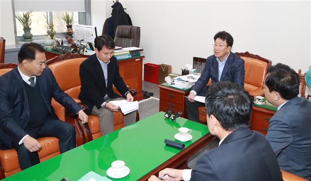 국회 법제사법위원회 여야 간사들이 20일 오전 국회 본청 법제사법위원장실에서 검찰 특수활동비 관련 청문회 개최를 논의하기 위한 간사 회동을 갖고 있다. 왼쪽부터 시계방향으로 국민의당 이용주, 자유한국당 김진태 간사, 권성동 법사위원장, 더불어민주당 금태섭, 바른정당 오신환 간사. [연합뉴스]