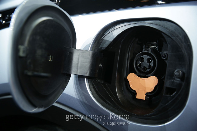 [사진=전기차 충전 단자 모습.출처=게티이미지]]