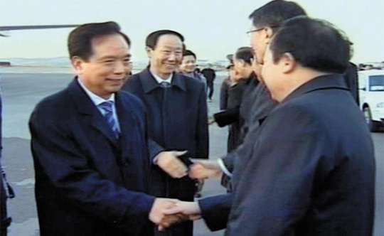 지난 2012년 리젠궈(李建國) 중국 전국인민대표대회 상무위원회 부위원장을 비롯한 대표단이 평양 공항에 도착하자 김성남 당시 북한 노동당 국제부 부부장과 류훙차이(劉洪才) 북한 주재 중국대사 등이 비행장까지 나가 대표단을 맞이하고 있다. [사진제공=조선중앙TV/연합뉴스]