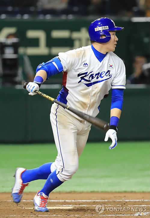 17일 오후 일본 도쿄돔에서 열린 아시아프로야구챔피언십(APBC) 한국과 대만의 경기. 7회말 2사 한국 대표팀 박민우가 중전안타를 치고 있다. (사진=연합뉴스)