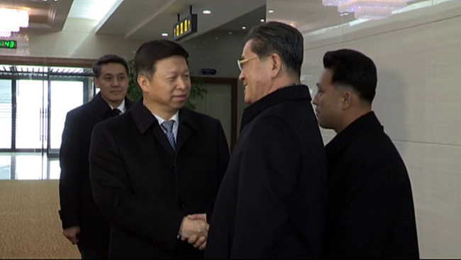 지난 17일 시진핑(習近平) 중국 국가주석의 특사로 평양을 방문한 쑹타오(宋濤) 중국 공산당 대외연락부장(왼쪽)이 평양 공항에 도착하자 리창근 북한 노동당 국제부 부부장(가운데) 등 북한 측 관계자들이 영접하고 있다. [사진제공=조선중앙TVㆍ연합뉴스]