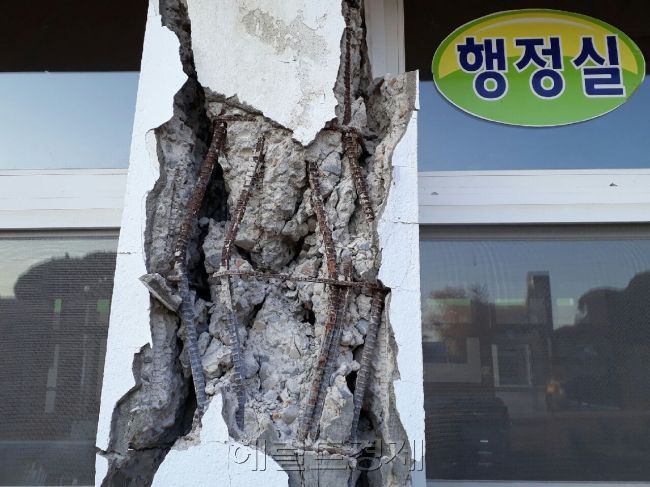 [지진 피해를 입은 흥해초등학교 모습. 사진=김병진기자]