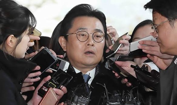 Jun Byung-hun (C), former senior presidential secretary for political affairs, is surrounded by reporters as he appeared for prosecution questioning over a bribery scandal on Nov. 20, 2017. (Yonhap)