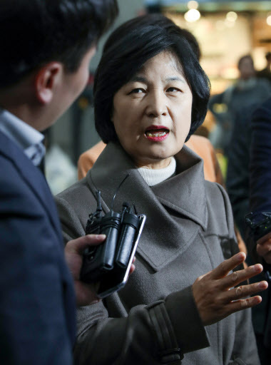 더불어민주당 추미애 대표가 4박 6일간의 미국 방문 일정을 마치고 19일 오후 인천공항을 통해 귀국해 기자들의 질문에 답하고 있다. [사진제공=연합뉴스]