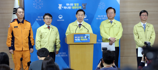 김상곤 사회부총리 겸 교육부 장관이 20일 오전 정부서울청사에서 수능 시험장에 대한 종합대책을 발표하고 있다. 오른쪽은 김부겸 행정안전부 장관. [사진=연합뉴스]