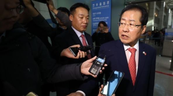 Hong Joon-pyo, the leader of the main opposition Liberty Korea Party, speaks to the press at the Incheon International Airport, west of Seoul, on Nov. 20, 2017. (Yonhap)