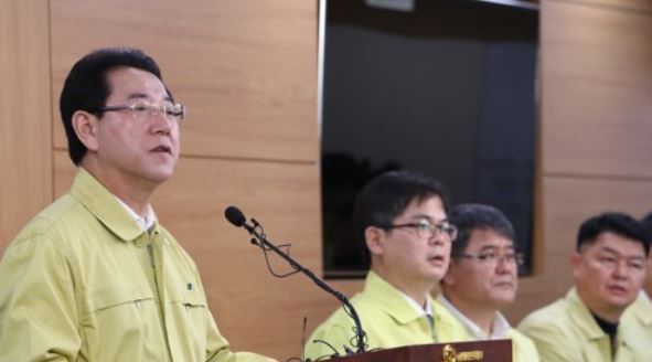 South Korea`s Agriculture Minister Kim Yung-rok (L) speaks at a press briefing in Sejong on Nov. 20, 2017. (Yonhap)