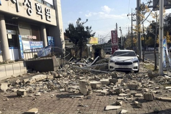 Debris from a collapsed wall is scattered in front of a shop after an earthquake in Pohang, South Korea, Wednesday, Nov. 15, 2017. (AP)