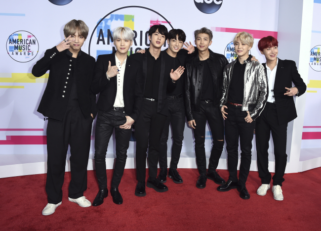 Members of BTs pose prior to performing at the American Music Awards in Los Angeles on Sunday. (Yonhap)