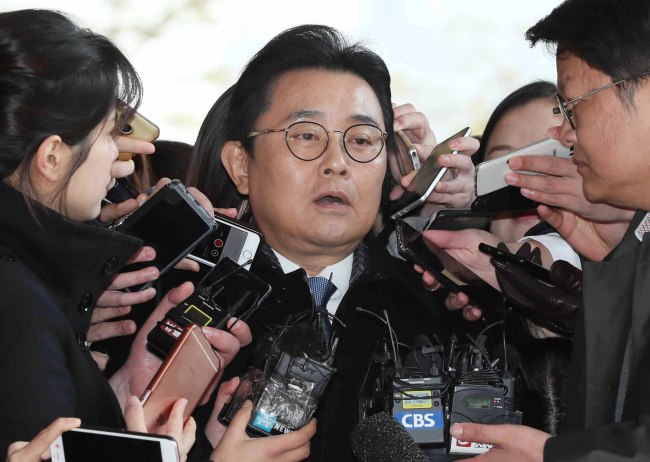 Ex-senior presidential secretary Jun Byung-hun is surrounded by reporters during his appearance at the Seoul Central District Prosecutors’ Office on Monday. (Yonhap)