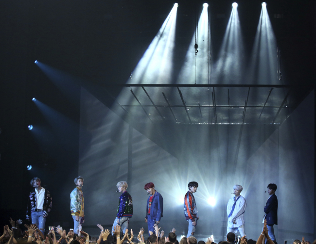 BTS performs “DNA” at the American Music Awards held Sunday at Microsoft Theater in Los Angeles. (AP-Yonhap)