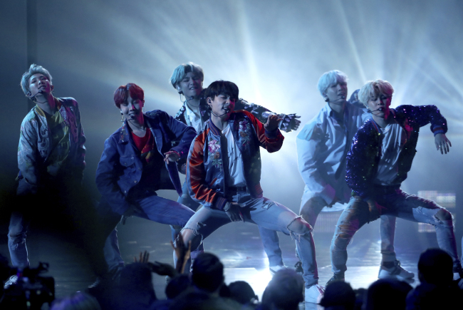 BTS performs “DNA” at the American Music Awards held Sunday at Microsoft Theater in Los Angeles. (AP-Yonhap)