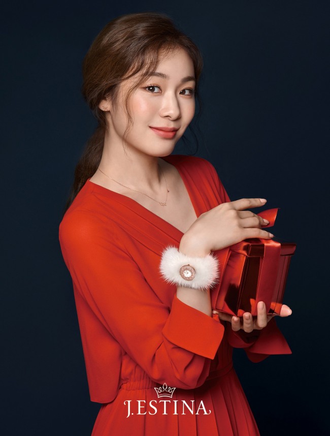 로맨틱 크리스마스 화보 속 제이에스티나 뮤즈 김연아.