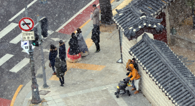 Snow falls in Seoul on Monday (Yonhap)