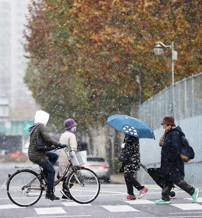 Snow in Seoul, Monday (Yonhap)