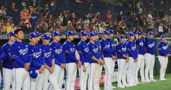Members of the South Korean team attend the awards ceremony at the conclusion of the Asia Professional Baseball Championship at Tokyo Dome in Tokyo on Nov. 19, 2017. (Yonhap)