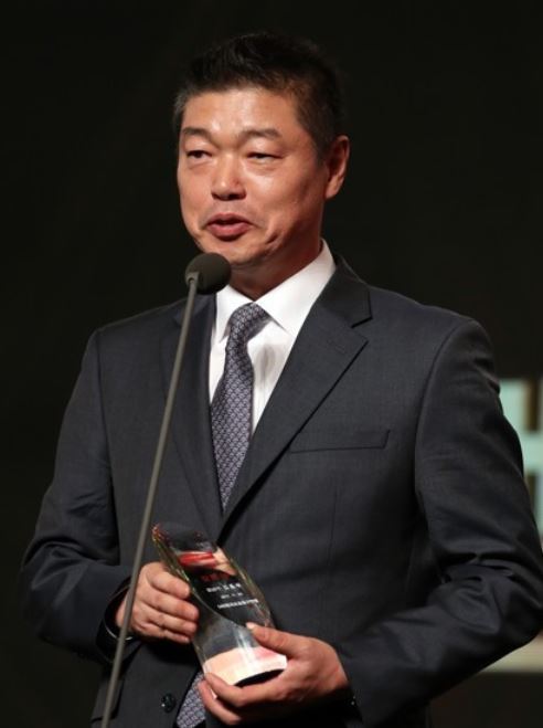 Gyeongnam FC head coach Kim Jong-boo speaks after he was named the Coach of the Year for the 2017 K League Challenge season during the K League Awards at a Seoul hotel on Nov. 20, 2017. (Yonhap)