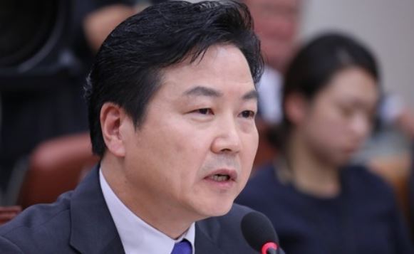 This photo, taken Nov. 10, 2017, shows SMEs and Startups Minister nominee Hong Jong-haak speaking during a parliamentary confirmation hearing at the National Assembly in Seoul. (Yonhap)