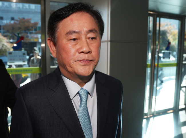 중소기업진흥공단 직원 채용에 관여한 혐의로 재판을 받고 있는 최경환 의원이 지난 8일 수원지방법원 안양지원에 출석하고 있다. [사진제공=연합뉴스]