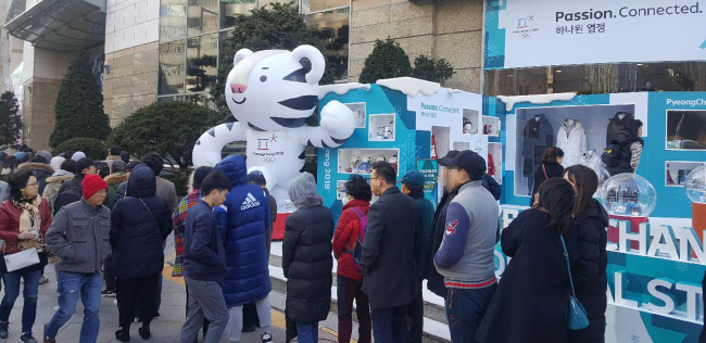 지난 18일 서울 소공동 롯데백화점 본점 앞에서 평창 동계올림픽의 공식 라이선스 상품인 ‘구스롱다운점퍼’, 일명 ‘평창 롱패딩’을 구매하기 위해 고객들이 길게 줄지어 있는 모습. 이 제품은 14만9000원으로, 시중 거위 털 패딩의 절반 가격 수준이지만 품질이 뛰어나 가성비가 좋은 것으로 알려졌다. [사진=연합뉴스]