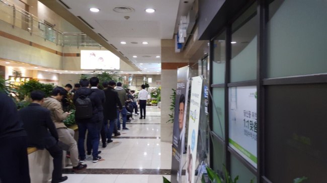 궐련형 전자담배 시장에 후발주자로 뛰어든 KT&G ‘릴’. 사전예약판매 1만대분을 이틀만에 완판하는 등 시장에서 다크호스로 부상하고 있다. 최근 이른 아침부터 ‘릴’을 구매하려고 줄을 서서 기다리고 있는 모습.