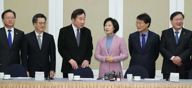 포항지진 후속 대책 등을 논의하기 위해 21일 오전 국회 귀빈식당에서 열린 제5차 고위당정협의회에서 참석자들이 손을 잡고 기념촬영을 하고 있다. 김동연 경제부총리 겸 기획재정부 장관, 더불어민주당 우원식 원내대표, 이낙연 국무총리, 더불어민주당 추미애 대표, 장하성 청와대 정책실장, 더불어민주당 김태년 정택위의장, 반장식 청와대 일자리수석 등이 참석했다. [사진제공=연합뉴스]