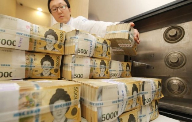 50,000 won banknotes are stacked at a bank in Seoul. (Yonhap)