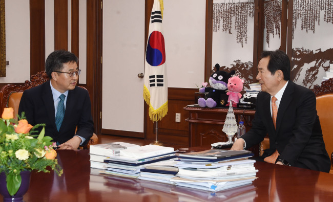 내년도 예산안의 국회 처리시한을 2주 남짓 남겨놓은 가운데 김동연 부총리 겸 기획재정부 장관이 여야 지도자 및 국회의장 등 정치권 주요 인사들을 1대1로 직접 만나 국회의 협조를 요청하고 있다. 사진은 20일 국회에서 정세균 국회의장과 면담하는 모습. [사진제공=기획재정부]