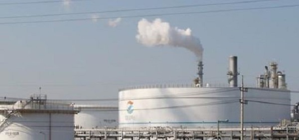 Water vapor billows from a refining facility in an industrial complex in Yeosu, South Korea, in this undated file photo. (Yonhap)