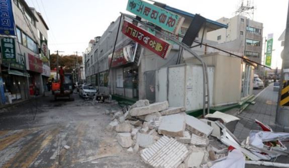 This photo, filed Nov. 15, 2017, shows a town in the southeastern port city of Pohang devastated by the magnitude 5.4 earthquake that hit the region that day. (Yonhap)