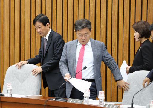[사진설명=국회에서 열린 이진성 헌법재판소장 후보자 임명동의에 관한 인사청문특별위원회 전체회의에서 진영 위원장(왼쪽)과 자유한국당 윤상직 간사, 더불어민주당 한정애 간사가 입장하고 있다. 사진제공=연합뉴스]
