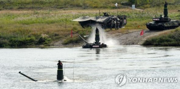 K-2 battle tanks conduct a river-crossing drill in this file photo. (Yonhap)