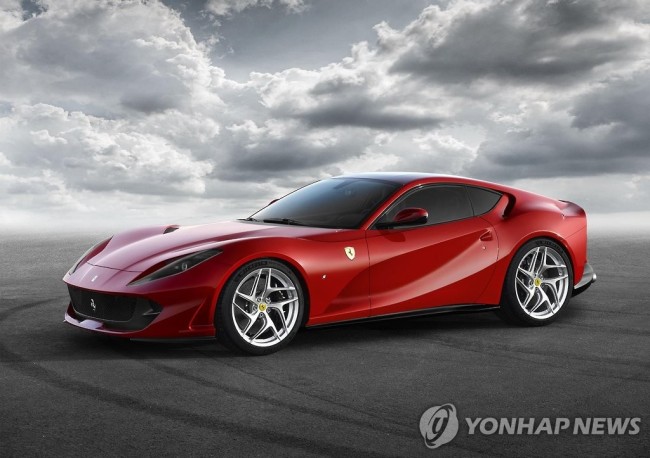 이탈리아 슈퍼카 브랜드 페라리가 다음 달 열리는 `2017 제네바 국제모터쇼`에서 12기통 베를리네타(2도어 쿠페) `812 슈퍼패스트`를 처음으로 공개한다고 17일 전했다. 2017.2.17 (사진=연합뉴스)