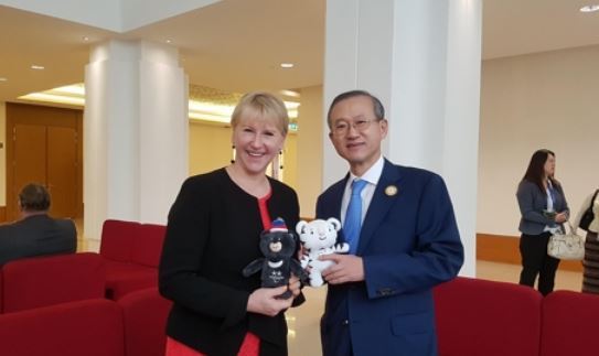 South Korean Vice Foreign Minsiter Lim Sung-nam poses for a photo with Swedish Foreign Minister Margot Wallstrom during their talks on Nov. 20, 2017, in Naypyidaw, Myanmar, in this photo provided courtesy of the Ministry of Foreign Affairs. (Yonhap)