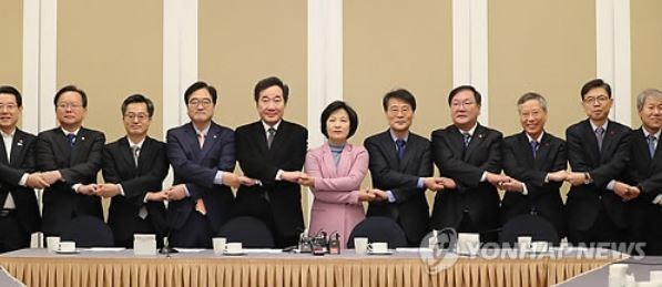 Top officials from the ruling Democratic Party, government and presidential office pose for a photo before their talks on the recent earthquake and other issues at the National Assembly on Nov. 21, 2017. (Yonhap)